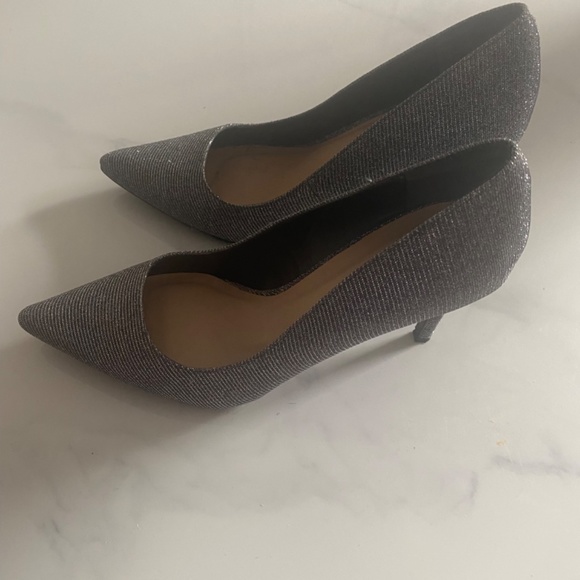 Le Chateau silver shimmery stiletto’s size 8 - Picture 2 of 5
